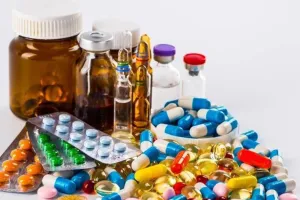 अस्पताल में नहीं मिल रहीं डॉक्टर की लिखी सभी दवाएं, मरीज मजबूर होकर बाहर से खरीद रहें दवाइयां