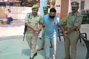 Bareilly news: नाबालिग को कर दिया था गर्भवती, हवालात से लंगड़ाता हुआ निकला रेप का आरोपी