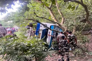 लखीमपुर खीरी : यात्रियों से भरी बस पलटने से एक नेपाली नागरिक की मौत, कई घायल 