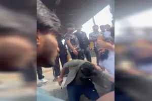 वायरल वीडियो : दलित युवक को बीच सड़क पर कपड़ा व्यापारी ने पीटा, रुपये के लेन-देन का मामला