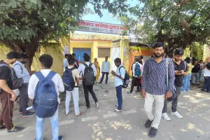 Rampur : कड़ी सुरक्षा के बीच दूसरे दिन भी 15 केंद्रों पर शुरू हुई पीईटी परीक्षा