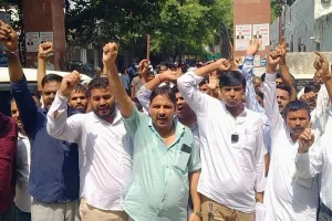 Moradabad : मझोला पुलिस के खिलाफ फूटा गुस्सा, आक्रोशित ग्रामीणों का एसएसपी कार्यालय पर प्रदर्शन