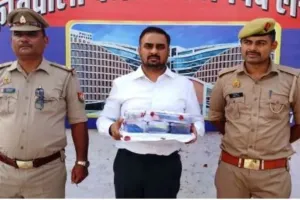 फर्जी  IAS अफसर लखनऊ में गिरफ्तार, पुलिस के सामने आते ही खुली पोल