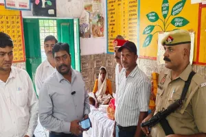 UP : बाढ़ शरणालय में गूंजी किलकारी, एडीएम ने बच्चे का नाम रखा बहादुर