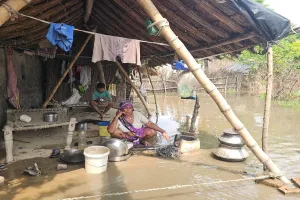 जीवन अस्त-व्यस्त : आधा दर्जन से ज्यादा गांव बाढ़ की चपेट में, लोग घरों में कैद होने को मजबूर 