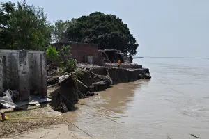 UP : कम होने लगा बाढ़ का पानी, अब मौसमी बीमारियों ने पसारे पैर