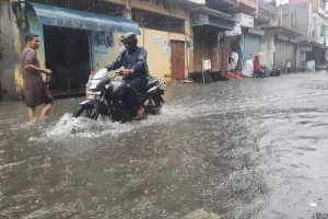 Rampur : देर रात से लगातार बारिश, सड़कों पर भारी जलभराव, मंगलवार को भी ऑरेंज अलर्ट