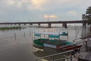 UP : गंगा में फिर उफान, तटीय गांवों पर बाढ़ का खतरा, लगातार बारिश से बिगड़े हालात 