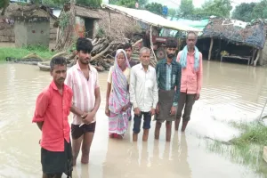 UP : घर डूबे तो छतों पर जिंदगी का आसरा…मदद को तरसते ग्रामीण