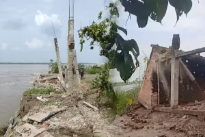 UP : सब कुछ निगलने को आतुर शारदा का उफान...इस गांव में गिनती के बचे मकान