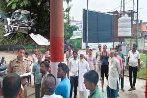 UP : सड़क हादसे में कार के उड़े परखच्चे, पीलीभीत के कपड़ा व्यापारी समेत चालक की मौत