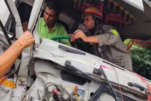 Bareilly : सड़क हादसे के बाद आफत में पड़ी ट्रक चालक की जान, फायर ब्रिगेड का MDRV बना वरदान