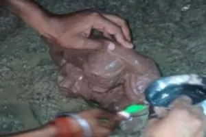 UP : तालाब से प्रकट हुये हनुमानजी, दर्शन के लिए उमड़ी भीड़