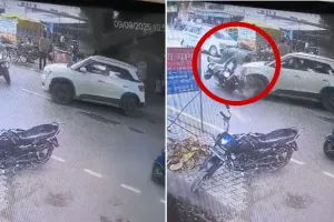  UP : टक्कर मारकर कार वाला फरार , हवा में उड़ा बाइक सवार...CCTV देखकर खड़े जाएंगे रोंगटे
