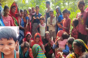 लखीमपुर खीरी : ईंट भरे ट्रैक्टर ट्रॉली ने बाइक को मारी टक्कर, सात साल के बालक की मौत