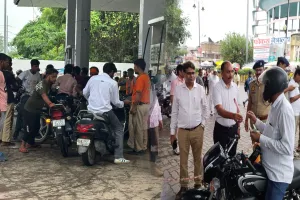 Bareilly : पेट्रोल लेने को ''इसका हेलमेट, उसके सिर'' का चल रहा खेल