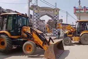 संभल: तालाब की जमीन पर बना अवैध मैरिज हॉल और मदरसे को ढहाया