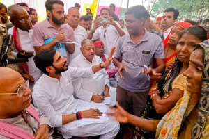 बदायूं : समस्या सुनने पहुंचे सांसद, ग्रामीणों ने दिखाए काले झंडे