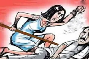 लखीमपुर खीरी : पत्नी ने पति पर ईंट और कैंची से किया हमला, वृद्ध मां को भी पीटा