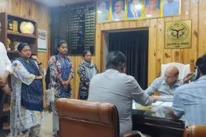 बरेली : दिवाली फीकी...मानदेय न मिलने से सीएमओ के सामने बिलख पड़े कर्मचारी