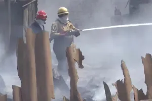 दिल्ली के संजय गांधी ट्रांसपोर्ट नगर में दो इमारतों में आग, दमकल की 40 गाड़ियां पहुंचीं