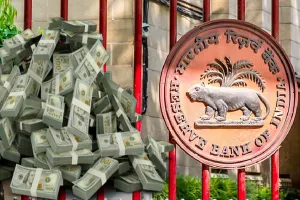 रुपये में उतार-चढ़ाव को रोकने के लिए आरबीआई ने अगस्त में 7.7 अरब डॉलर बेचे