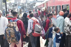 बरेली : मुश्किल में सफर, ट्रेनों में सीट पाने के लिए मारामारी