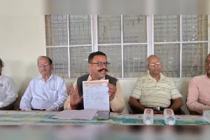 पीलीभीत: सुगबुगाहट पर आढ़तियों ने खींचे थे हाथ, फिर भी फंसे 75 लाख, किसानों से हुई ठगी पर जांच कराने की मांग
