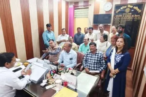 बरेली : वेतन रोकने पर भड़के शिक्षकों ने बीएसए ऑफिस घेरा, देर शाम हंगामा