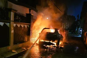 Moradabad: पटाखों के धमाकों से दहली कॉलोनी, कार जलकर राख