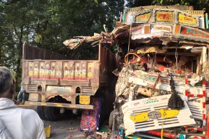 लखीमपुर खीरी : मोहम्मदी मार्ग पर दो ट्रकों की टक्कर, एक चालक की मौत, हादसे में दो घायल