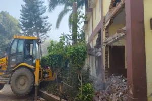 UP : बुलडोजर से ध्वस्त किया कोल्ड स्टोरेज का अवैध निर्माण