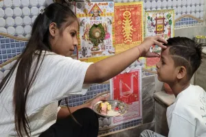 UP : भाइयों का तिलक कर लिया सुरक्षा का वचन...बहनों को खूब मिले उपहार