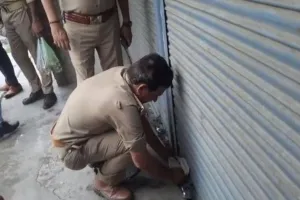 Bareilly : प्रशासन ने एलायंस बिल्डर के घर और प्रतिष्ठानों की सील खुलवाई