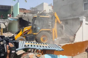 बरेली बवाल : दूसरे दिन भी नफीस के रजा पैलेस पर गरजा बरेली विकास प्राधिकरण का बुलडोजर