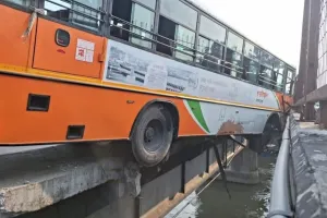 UP: ब्रजघाट में गंगा पुल की रेलिंग तोड़ लटकी रोडवेज बस, यात्रियों में मची चीख पुकार
