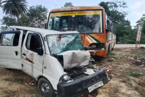 बाराबंकी में रफ्तार का कहर : रोडवेज बस की टक्कर से वैन सवार 11 घायल, चार की हालत गंभीर