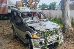 फतेहपुर में बड़ा हादसा : टायर ब्लास्ट होने से तालाब में गिरी कार, चार लोगों की मौत, पांच घायल 