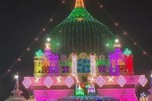 बाराबंकी : वारिस पाक की दरगाह मोहब्बत और इंसानियत की मिसाल, देश-विदेश से उमड़े अकीदतमंद