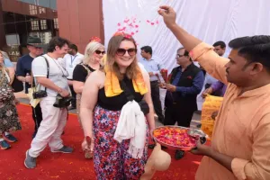 वाराणसी : विदेशी पर्यटकों को लेकर काशी पहुंची महाराजा एक्सप्रेस, ढोल-नगाड़ों से स्वागत