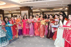 Karwa Chauth 2025: चांद के साथ पिया का दीदार, करवाचौथ पर कानपुर में जगह- जगह सुहागिनों ने की सामूहिक पूजा