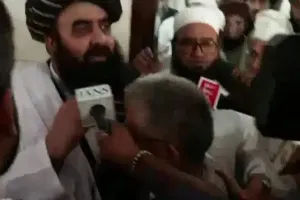  दारुल उलूम देवबंद पहुंचे मुत्तकी :  कहा- यहां बहुत प्यार मिला, दिल्ली और काबुल के बीच बढ़ेंगी मुलाकातें 