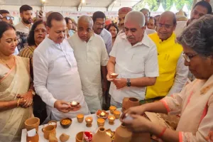 कानपुर : स्वदेशी मेले का मंत्री राकेश सचान ने किया उद्घाटन, भाजपा नेताओं ने की खरीदारी 