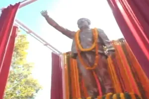 हिमाचल प्रदेश : सोनिया गांधी ने पूर्व मुख्यमंत्री वीरभद्र सिंह की प्रतिमा का किया अनावरण, अर्पित की पुष्पांजलि 