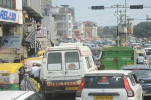 कानपुर : दीपावली पर बाजारों में उमड़ी भीड़, यातायात व्यवस्था धड़ाम, जाम में फंसे कई एंबुलेंस