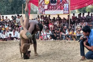 बाराबंकी देवा मेला : दंगल में पहलवानों की जोरआजमाइश, दर्शकों ने उठाया दांवपेचों का लुत्फ