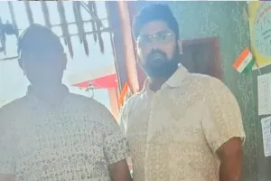 काशी विश्वनाथ मंदिर में श्रद्धालु ने चश्मे में छिपे कैमरे से खींची फोटो, पूछताछ के बाद छोड़ा गया 