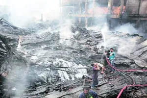 बांग्लादेश में बड़ा हादसा : रसायन के गोदाम और कपड़ा कारखाने में आग लगने से 16 लोगों की मौत, कई घायल