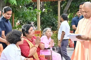 नागरिकों के जीवन में खुशहाली लाना सरकार का संकल्प : अधिकारियों से बोले सीएम योगी 