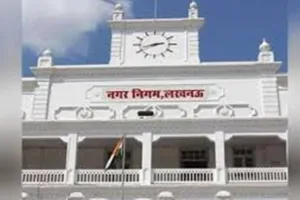 लखनऊ : बंद कराई डेयरी, 15 भैंस पकड़ीं, पारा क्षेत्र में नगर निगम ने की कार्रवाई